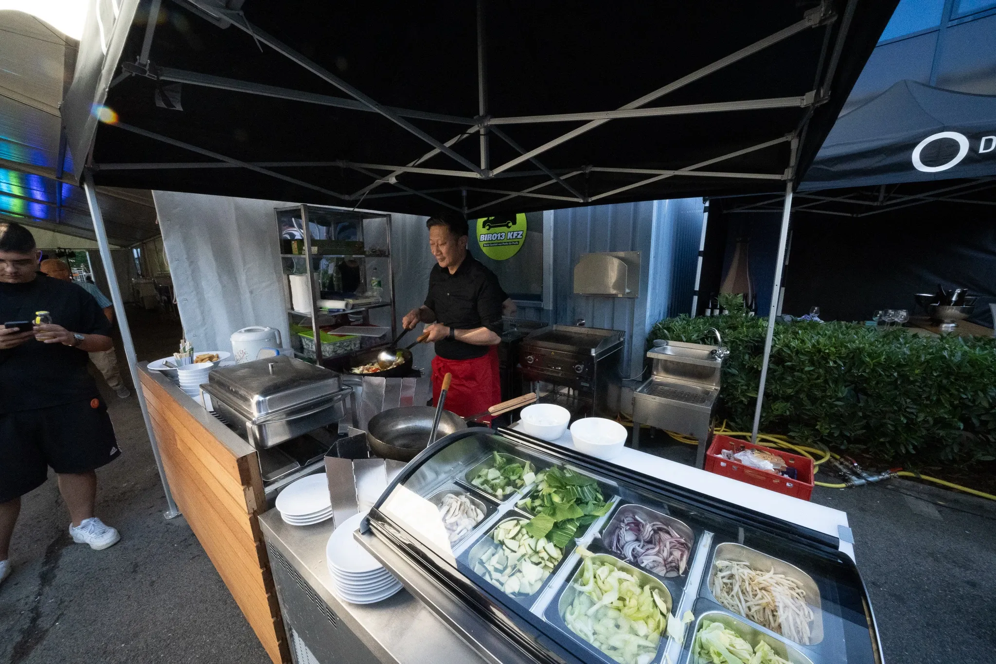 Am Foodtruck wird für die Abendveranstaltung gekocht