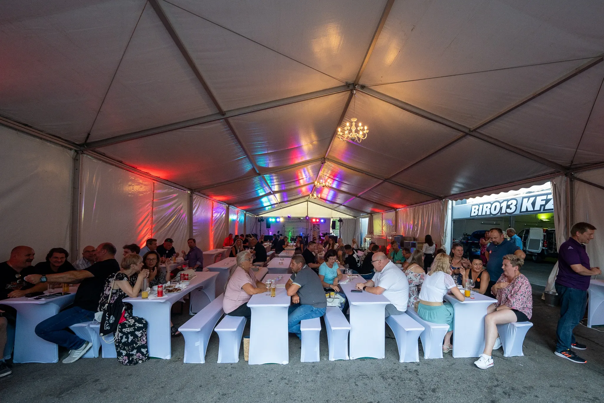 Volle Tafel im Festzelt bei der Abendveranstaltung