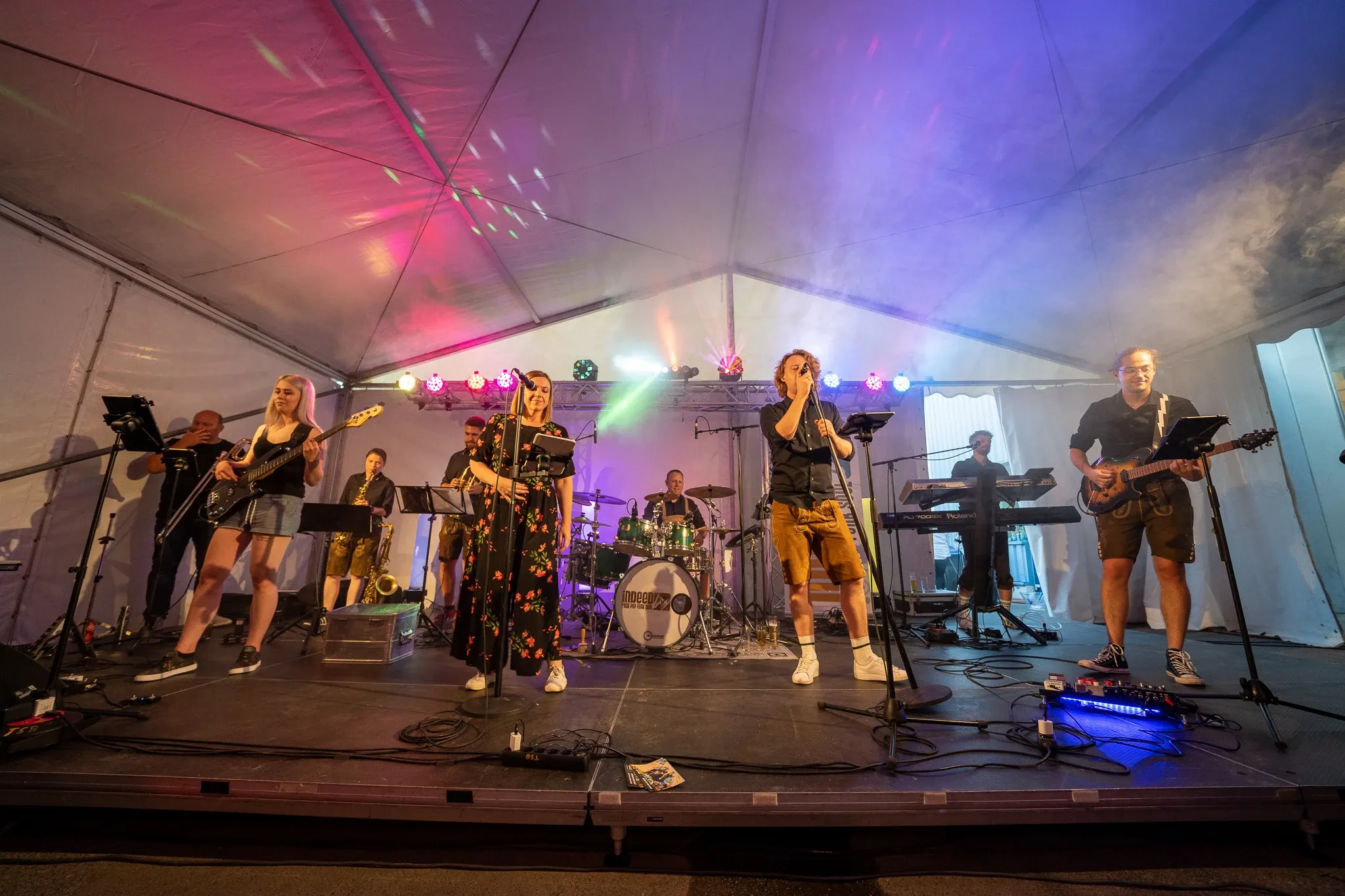 Liveband auf der Bühne im Festzelt