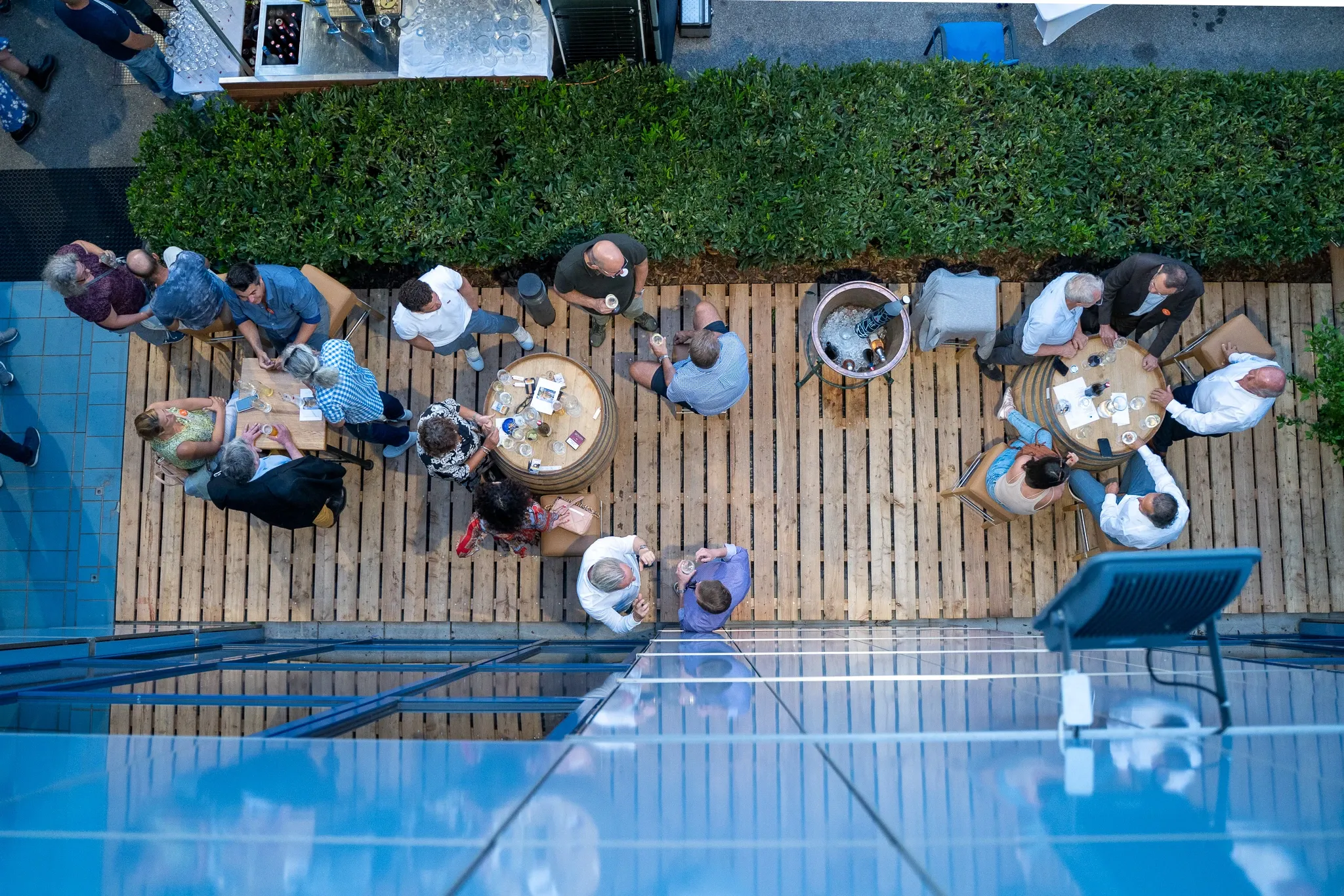 Luftaufnahme der Terrasse mit Stehtischen und Gästen