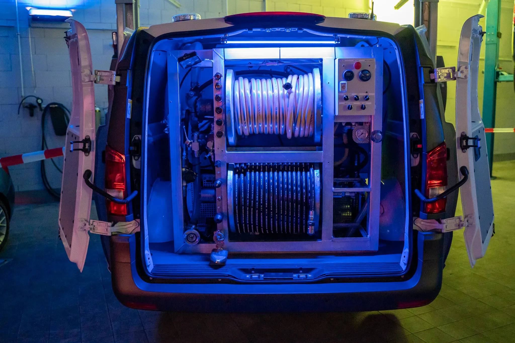 Blick in das Heck eines Sanierungsfahrzeugs voller Technik