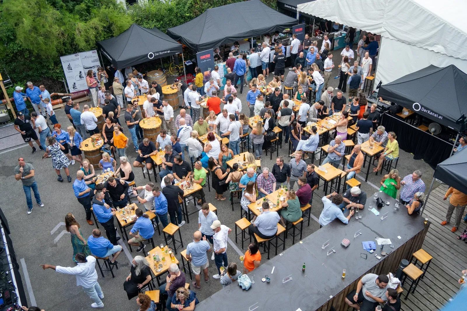 Luftaufnahme der Abendveranstaltung mit dicht besetzten Tischen